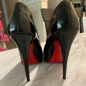 Beautiful Christian louboutin shoes Good conditions.2 Times use